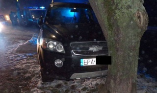 16-latek pijany jak bela uciekał przed policją! Auto z pięcioma nastolatkami roztrzaskało się na drzewie