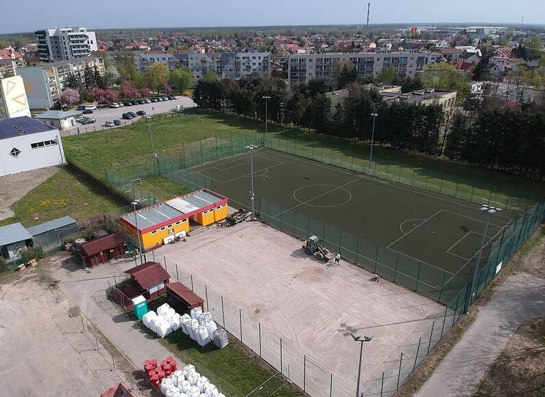 Nowa nawierzchnia na Orliku przy Szarych Szeregów w Skierniewicach