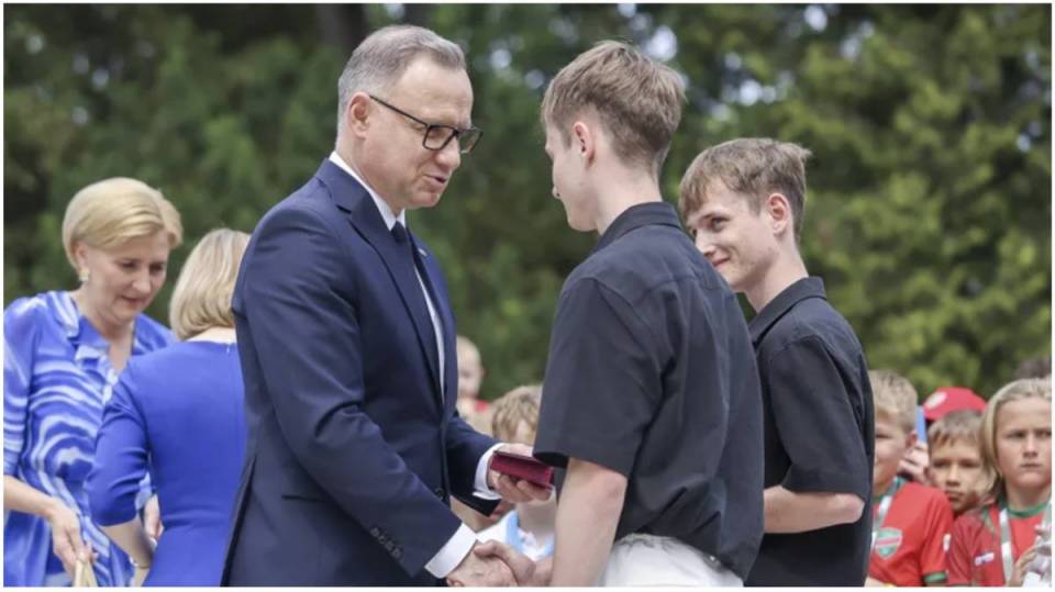 Bracia z gminy Kluki odznaczeni przez Prezydenta RP. Medal za Ofiarność i Odwagę za bohaterski czyn na DK 74 [Foto]